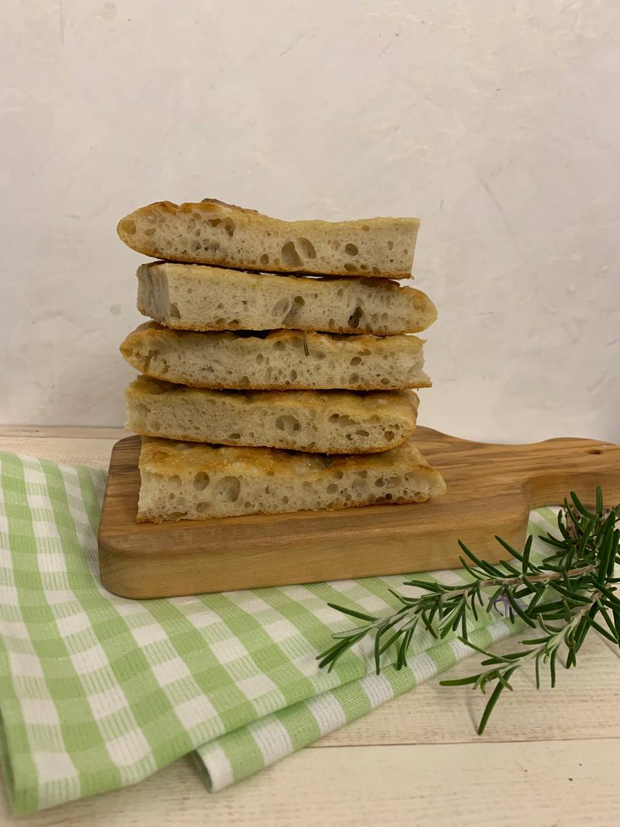 dianabuso's tweet photo. Il mio licoli si è finalmente ripreso dalla vacanza estiva e allora #maniinpasta con una focaccia a lunghissima lievitazione, solo 40 ore in frigo 😉
Ho impastato con #bimbytm6 e gustato con #mortadella appena affettata 😋#cucinoconbimby #bimbycommunitystar #focaccia https://t.co/IXg58Uzq26