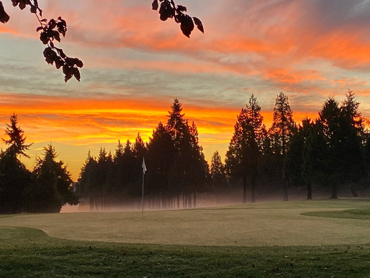 Sunrise from the 9th green this morning. 🙌🏼