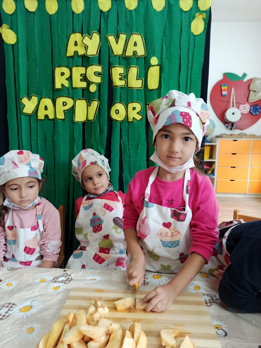 Minik ellerden büyük lezzetler..🥰🥰
Anasınıfı öğrencilerimiz kendi elleriyle "Ayva Reçeli" yaparak kışa hazırlık yaptılar.
Öğretmen ve öğrencilerimizi tebrik ederiz.👏👏👏
<a href="/h_gunes52/">Hasan GÜNEŞ</a> <a href="/ikizcemem52/">İKİZCE İLÇE MEM</a> 
<a href="/Necla08725346/">Necla</a> <a href="/pykr1/">Mahpeyker Camoglu</a>
