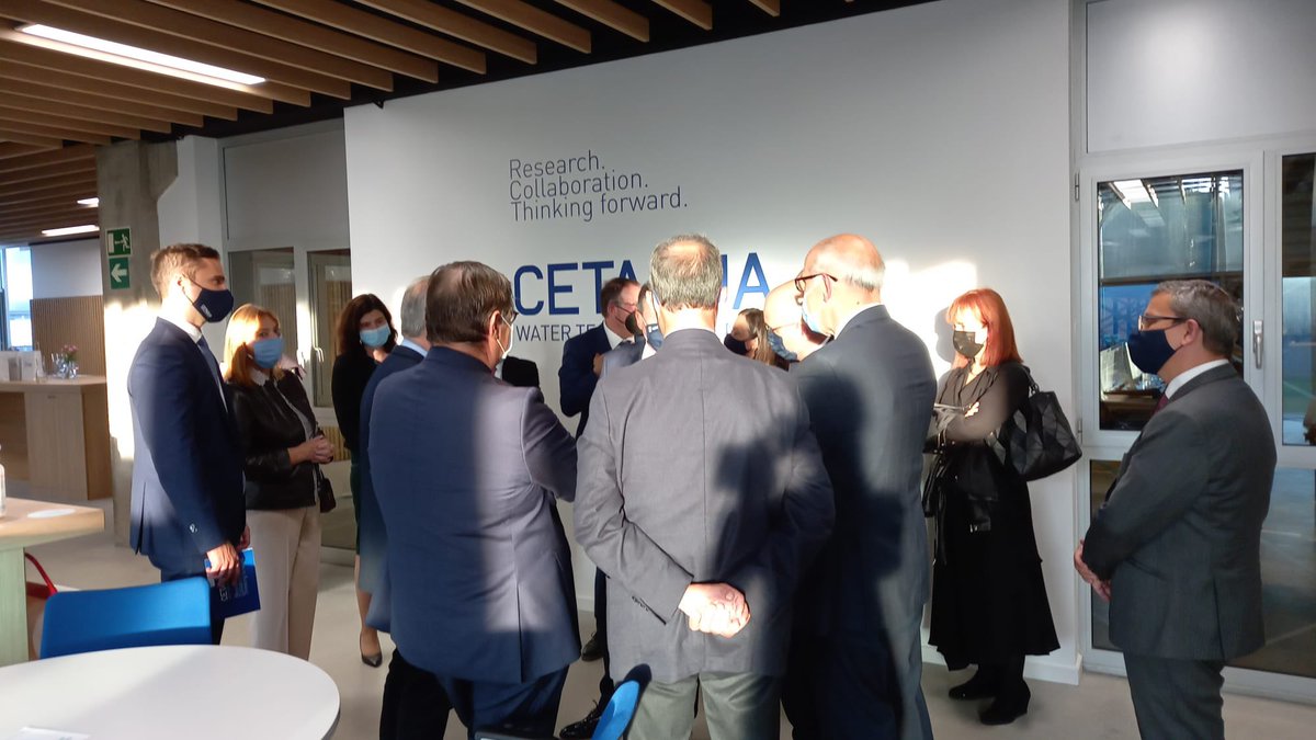 CETAQUA's tweet photo. Tras una excelente jornada 👏, finalizamos el día con la visita a la nueva sede de #CetaquaGalicia, el edificio AquaHub A Vila da Auga, donde esperamos seguir 10 años más en el futuro del agua. 💦

#10aniversarioCetaquaGalicia https://t.co/JqMNmnXOKB