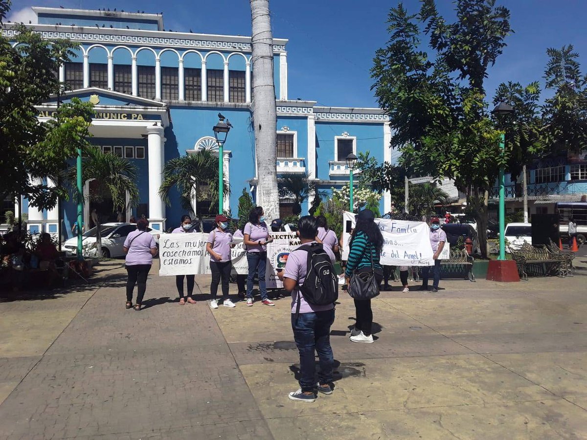 rdefensoras's tweet photo. #AlertaDefensorasSV
⚠️🚨📣La red de mujeres en resistencia por una vida digna y sus organizaciones integrantes se reúnen este día, para conmemorar este 15 de octubre el día de la mujer rural fecha establecida por la Organización de las Naciones Unidas en el 2007. https://t.co/MgspT9d4hZ