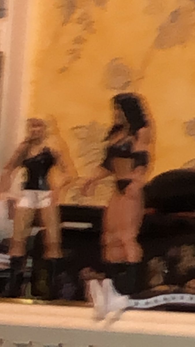 omg the real trish stratus and chyna https://t.co/ux6jZf1gUx