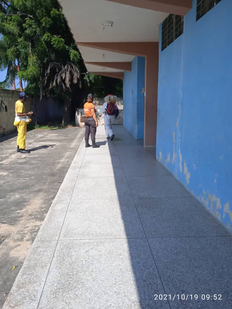 educaraguamcpo1's tweet photo. EL EQUIPO DE @PC_LibertadorA CONTINÚA DESPLEGADO REALIZANDO DESINFECCIÓN DE LAS INSTITUCIONES EDUC. DEL #MPOLIBERTADOR POR INSTRUCCIONES DEL ALC. @regulolacruz EN COMPAÑÍA DEL MOV. @EDUCADORESDEAR2 . GRACIAS ALCALDE POR EL APOYO A NUESTRAS INST. @Soykarinacarpio @leoalvacabrera https://t.co/vGcFQG7nTA