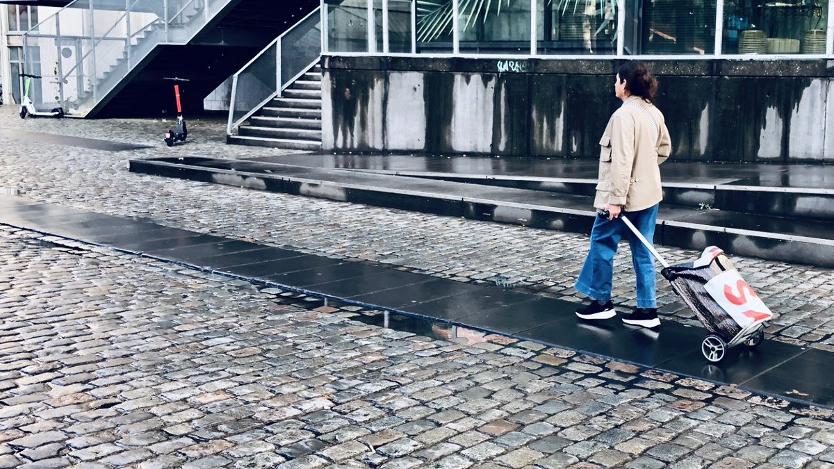 bartvermandere's tweet photo. In de historische #context van een autovrije #binnenstad is #comfort voor #voetgangers mooi meegenomen … voor sommigen noodzakelijk: deze vlakke #strook tussen de #kasseien van enkele honderden meters lang, blijft m’n favoriete #referentiebeeld (es een nieuwe foto genomen) 📷 https://t.co/Sk0CQkkDWi