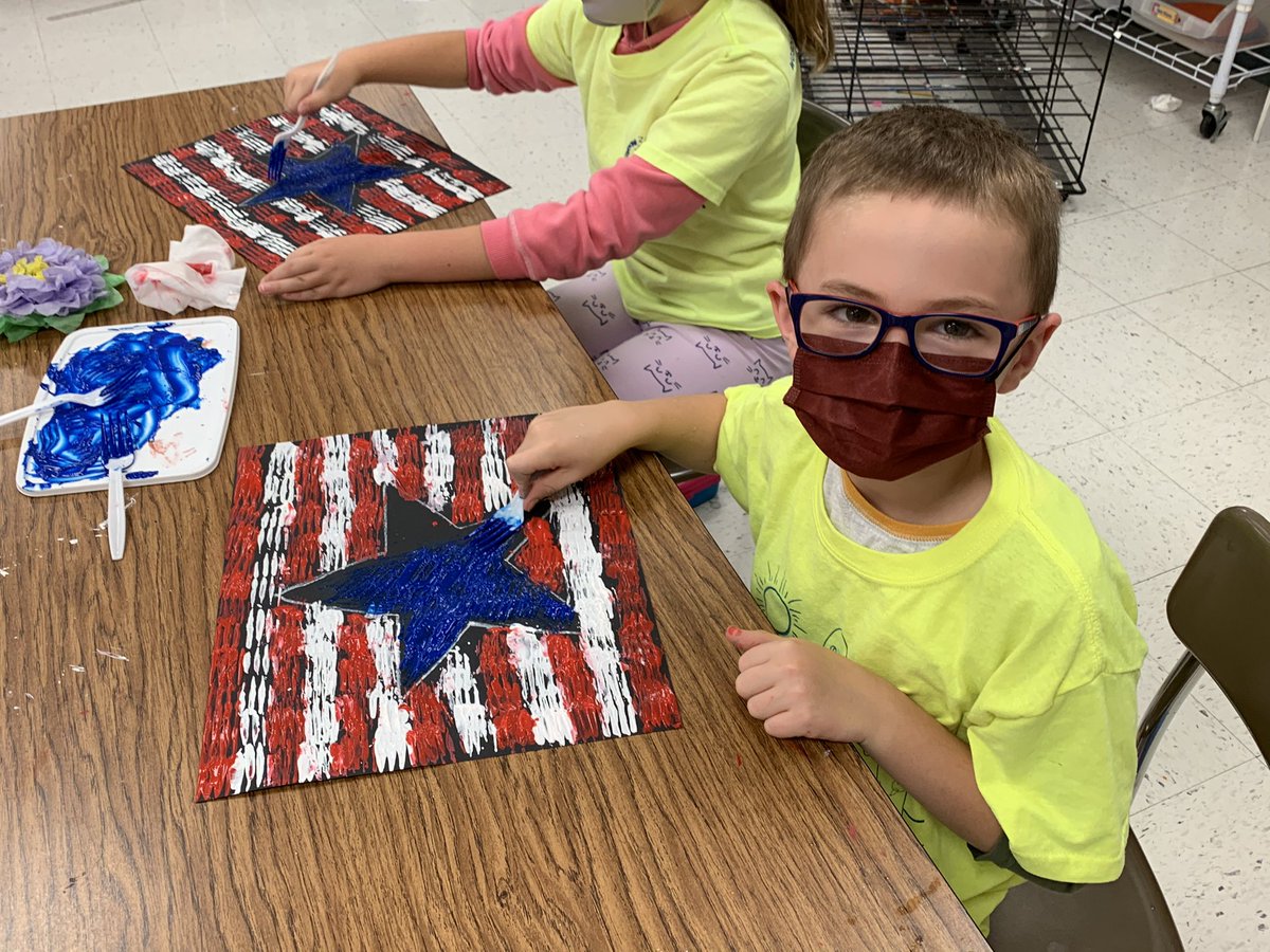 KeeleeAhlgren's tweet photo. Centennial’s second grade artists are creating and getting ready celebrate our amazing Veterans!!🇺🇸 #pawpride 
@ctlbulldogs
 #osd135 https://t.co/vaSFXBBXCO