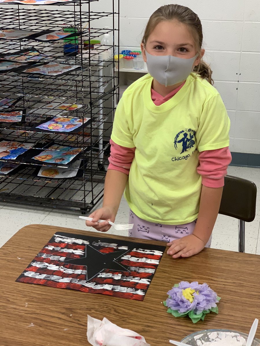 KeeleeAhlgren's tweet photo. Centennial’s second grade artists are creating and getting ready celebrate our amazing Veterans!!🇺🇸 #pawpride 
@ctlbulldogs
 #osd135 https://t.co/vaSFXBBXCO