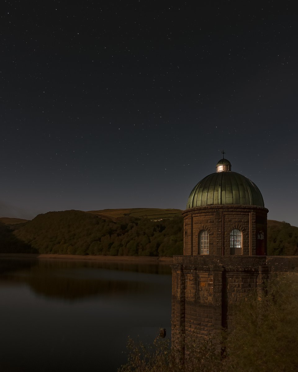 More night time #photography from the Elan Valley last week. This time the #stars are above the tower adjacent to the Garreg Ddu dam, which in turn is illuminated by the strong #Moonlight and some controls within.

#ThePhotoHour #Astrophotography #thisiscymru #water