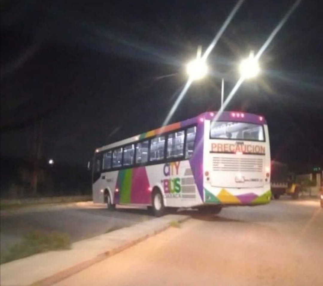 ChuchoLodadero's tweet photo. Perdón la ignorancia...😢🤷🏾‍♂️

Alguien sabe para que sirve... Aparte  de artilugio para bloquear calles el #CITYBUS en Oaxaca..? 🤷🏾‍♂️  @SEMOVI_GobOax https://t.co/1cGxPZolk7