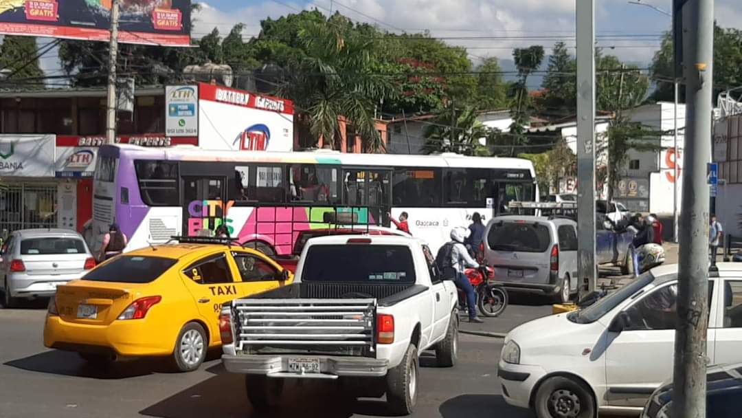 ChuchoLodadero's tweet photo. Perdón la ignorancia...😢🤷🏾‍♂️

Alguien sabe para que sirve... Aparte  de artilugio para bloquear calles el #CITYBUS en Oaxaca..? 🤷🏾‍♂️  @SEMOVI_GobOax https://t.co/1cGxPZolk7