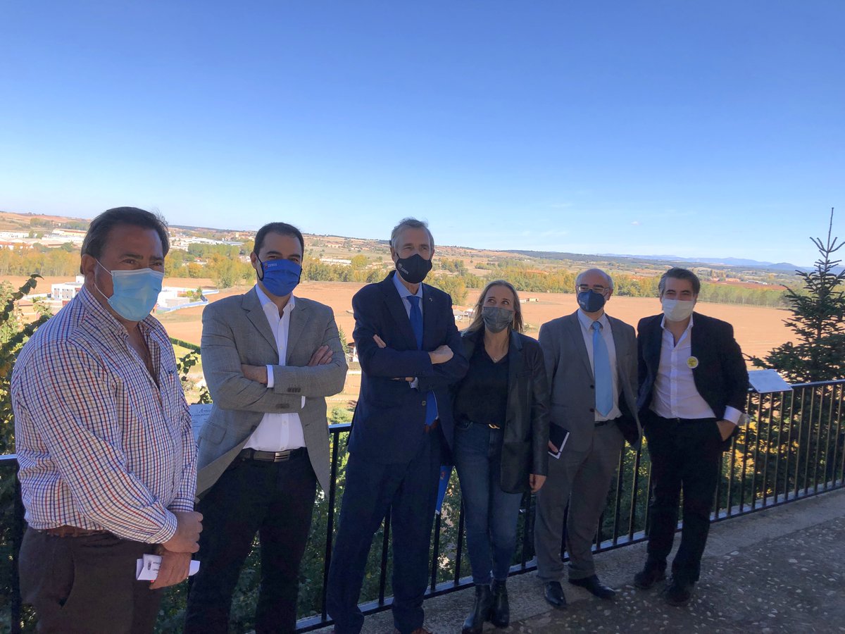 Cerramos el día con recorrido por la Villa Ducal de Lerma para conocerla y ver diversas iniciativas implementadas y la charla-coloquio por la Digitalización del Entorno Rural con la participación de diversos agentes el ecosistema🚀🚀

#startupvillage #dihleaf #adecoar #aytolerma