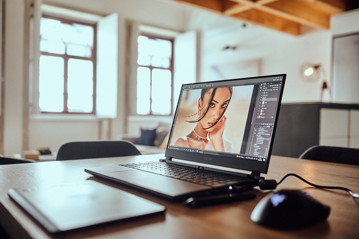AorusOfficial's tweet photo. AERO 15 OLED + sunlight =  Productivity 👌👌
📷 dgtlcraft

#PerformanceAboveAll #AERO #CreatorLaptop https://t.co/prTeuIk71R
