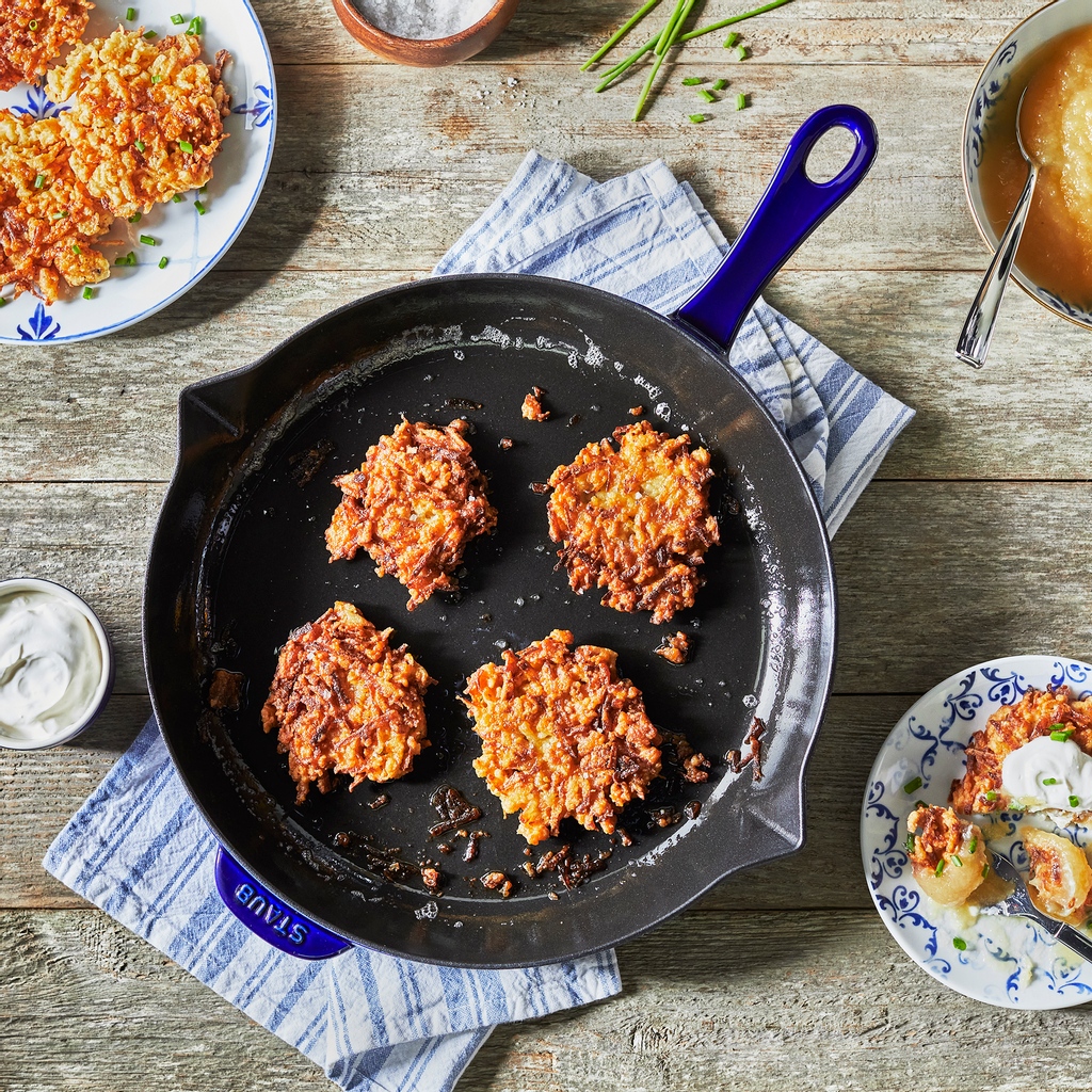 LocalRoot221's tweet image. Latkes get nice and crispy in a Staub cast iron fry pan 🥔 the rough texture ensures exceptional browning and the enameled bottom works on all stovetops, including induction. 

Shop now: l8r.it/xnNC
.
.
.
#localroot #staub #frenchmade #cocotte #rooster #madeinFrance