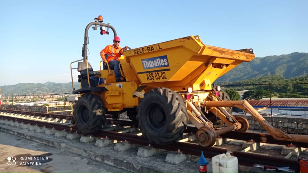 mintransporteve's tweet photo. #NoticiasMPPT 🚝 Asumiendo la misión encomendada por el Pdte. @NicolasMaduro, el Min. @HAbreuMRT dio inicio oficialmente a la "Reactivación de Obras del tramo elevado Guarenas-Guatire clase trabajadora en unión cívico militar #SeguimosAvanzando que Viva la #GMTVzla 
@gruizg85 https://t.co/K5PoBs5rjI