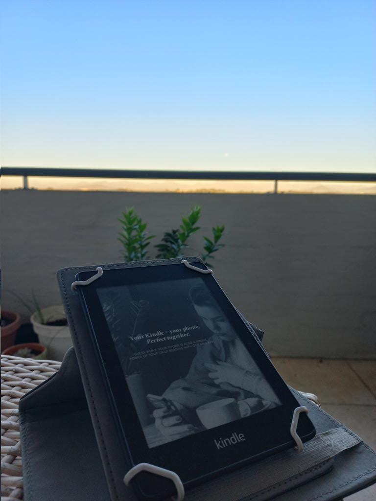 StephanieBotes's tweet photo. a Beautiful day, a Beautiful sunset and a good book 💕🤓 https://t.co/KiwWf7qVHr