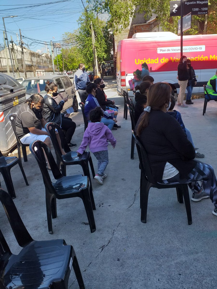 LucasMolla's tweet photo. Hoy con el Grupo de Jóvenes, acompañamos La Posta Móvil de Vacunacion en Barrio 21 24. 💪 https://t.co/JhkNG4UXMB