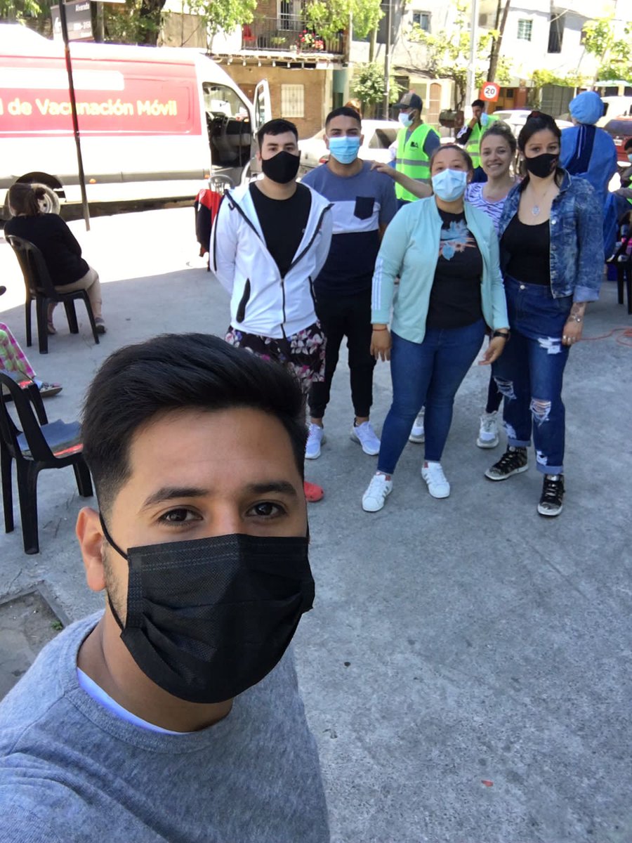 LucasMolla's tweet photo. Hoy con el Grupo de Jóvenes, acompañamos La Posta Móvil de Vacunacion en Barrio 21 24. 💪 https://t.co/JhkNG4UXMB