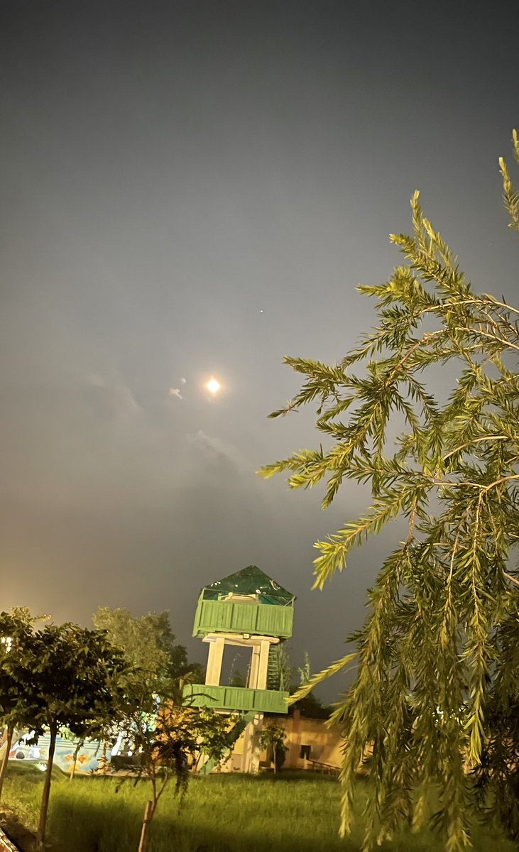 जामुन की फुनगी पर ठिठका,
बदरी के अल्हड़ आँचल में,
एक क्वाँरी उजास में बेसुध,
नई उमर का चाँद खिला है !
चुग़लखोर तारों से तुमको,
क्या कोई संदेश मिला है...?😍❤️