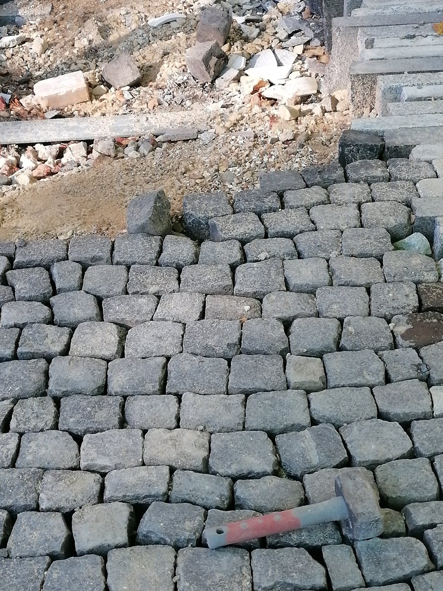 PierreSeche's tweet photo. Paris, chantier démonstratif de l'art de calade avec réemploi des pierres historiques de Paris. Écologique, esthétique. #Paris #ecologie #elips #savoirfaire #pierreseche #nocarbon https://t.co/dNwcY7v6kC