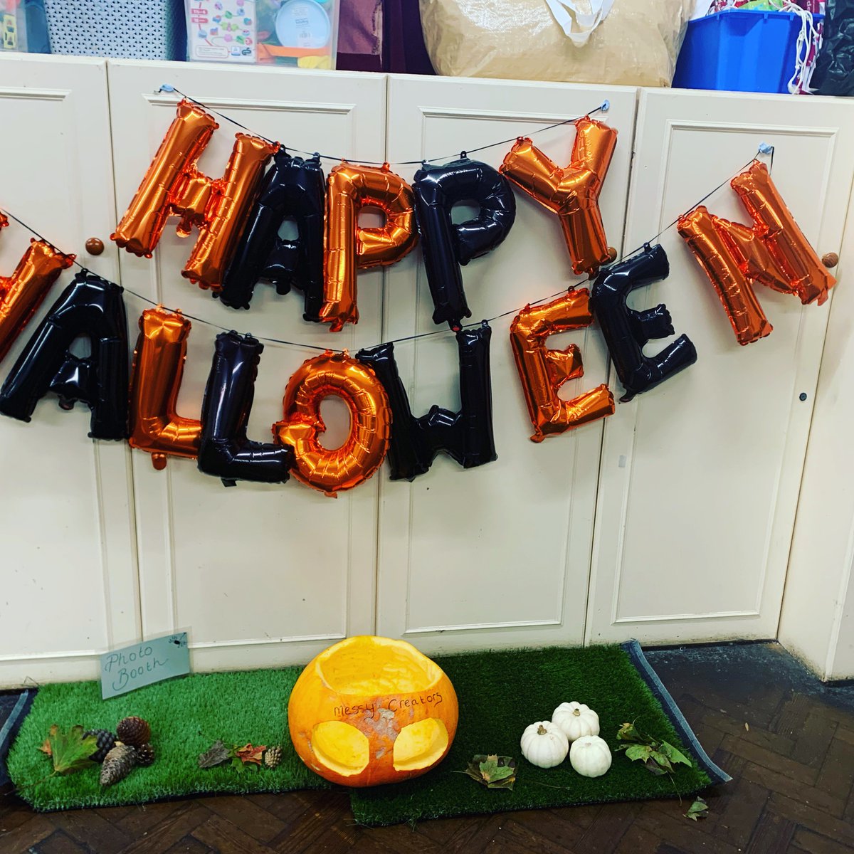 CreatorsMessy's tweet photo. This week we have a photo booth set up so your able to get a picture of your little ones 🎃 https://t.co/wqdB9juBYs
