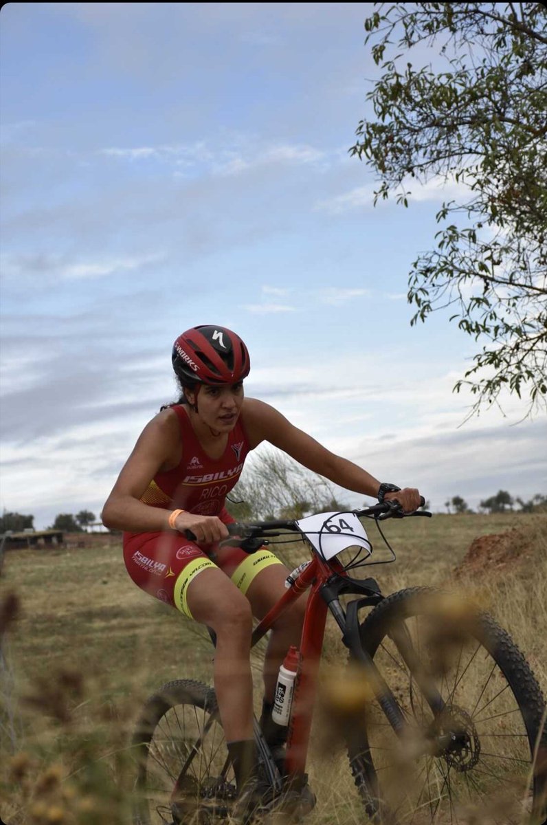 Sin duda, ciclismo es de los deportes que más me gustan (por no decir el que más). 
Cuando era más pequeña la bici de montaña era mi punto fuerte. Ahora, sin duda, es la bici de carretera 🤣.
Aún así sigo disfrutando de la montaña como el primer día 💪🏽🚴‍♀️