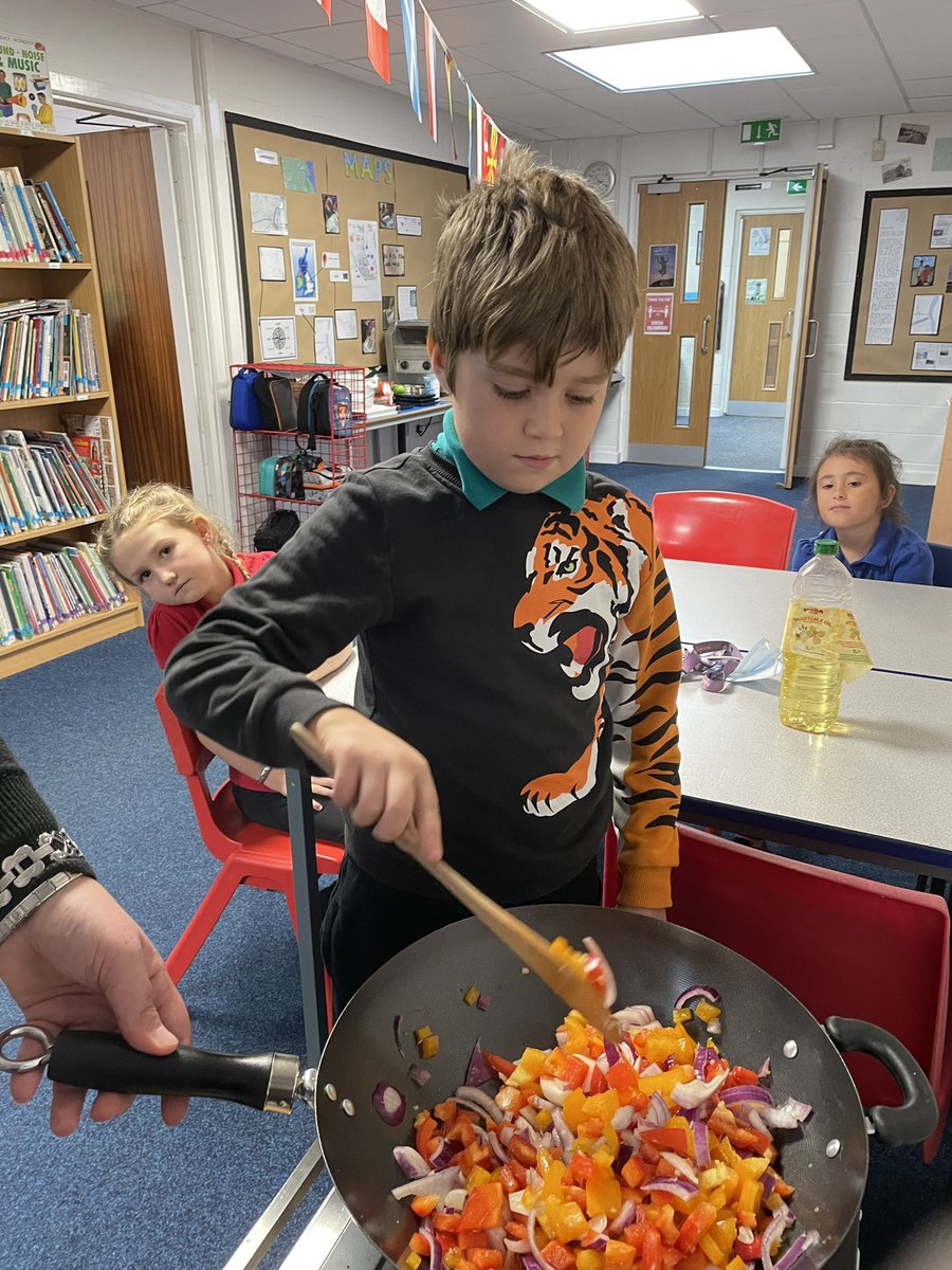 MrsKBusby1's tweet photo. Year 3 have been learning about Mexico this week 🇲🇽 and today we made vegetable fajitas! DELICIOUS!!! @AlthorpeKeadby https://t.co/YDdiYGpt2G