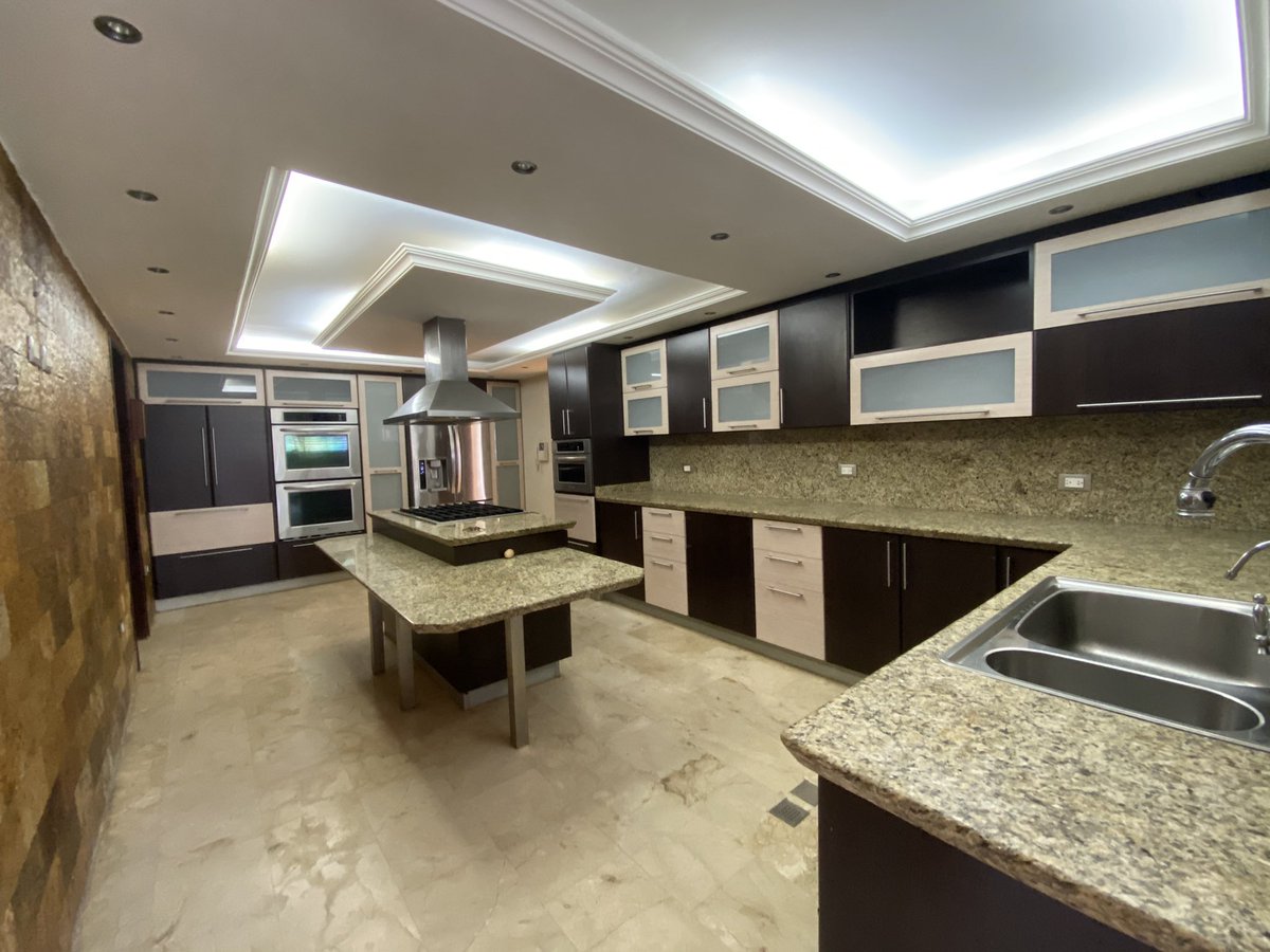 elisresidence's tweet photo. EN VENTA

Espectacular casa en Cumbres de Curumo

2.000 mts2 de terreno, 1.026 mts2 de construcción

¡Lista para mudarse!

#inmueblesenventa #inmuebles #casasenventa #casaslujosas #caracas #cumbresdecurumo https://t.co/uACAbRlUNZ