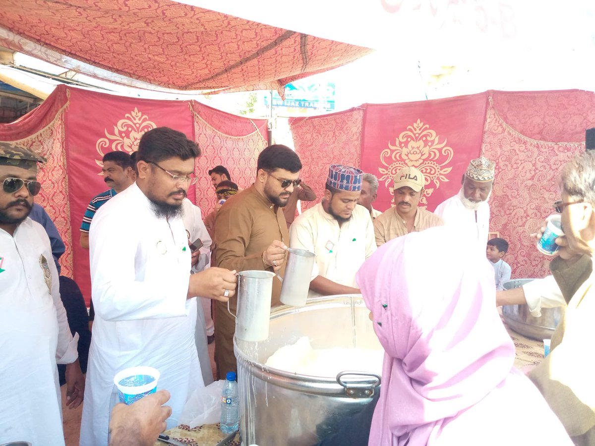 JunaidNn's tweet photo. ایم کیوایم پاکستان ملیر ٹاون انچارج اجمیری بھائی جوائنٹ انچارج جنید خان یوسفزئی بھائی نے ٹانگ اسٹینڈ پر یوسی 5.B کی جانب سے لگائے گئے کیمپ کا وزٹ کیا اس موقع پر ان کے ہمراہ یوسی اس کے ذمہ داران و کارکنان بھی موجود تھے جہاں پر جلوس کے شرکاء کو شربت پانی اور نذر و نیاز تقسیم کی https://t.co/iMy4KAW4BN