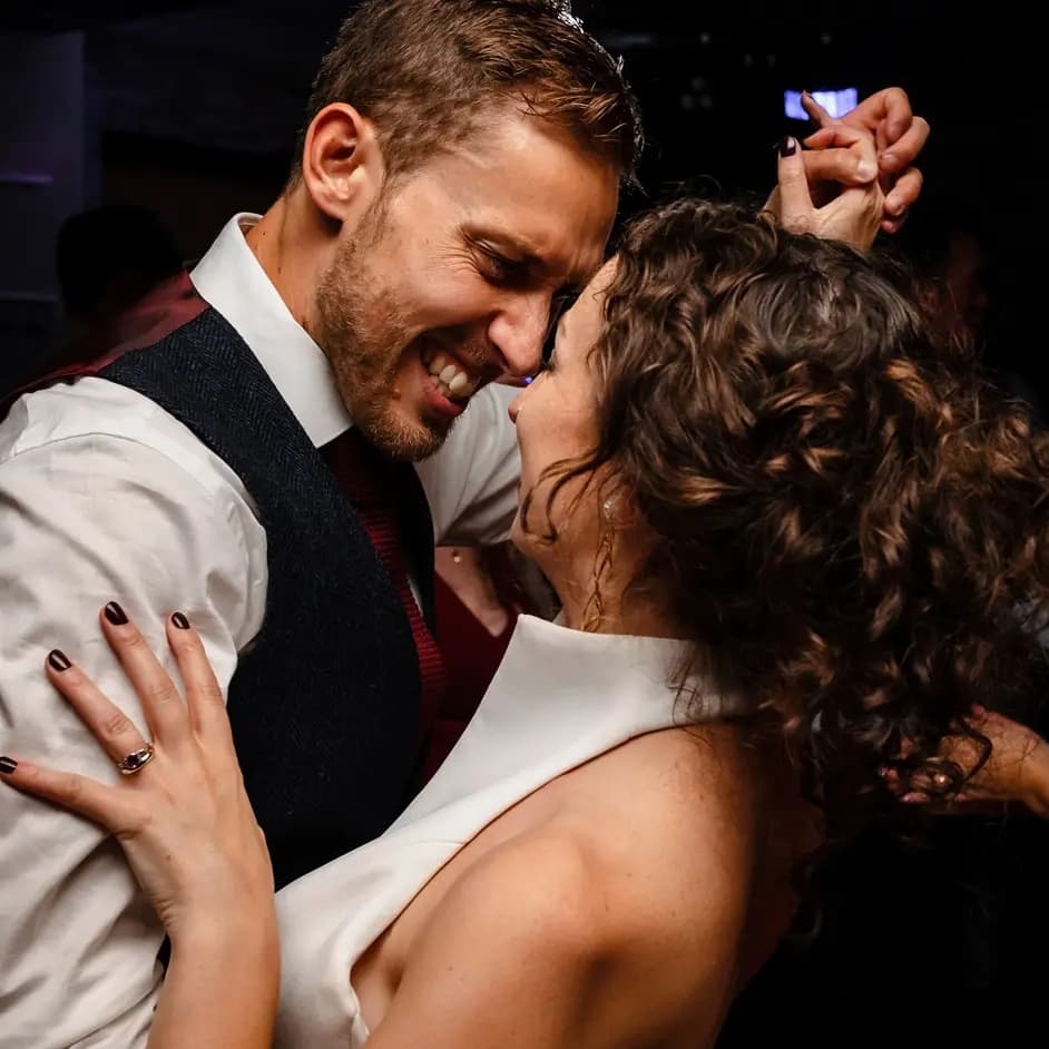 WeddingJam's tweet photo. // T E S T I M O N I A L  T U E S D A Y //

A village pub, rock and pop-punk classics, METALLICA as your first dance!

"The dance floor was incredible! It was full for the entire night and our guests haven't stopped talking about it!" - Jen &amp; Duncan 🔥

https://t.co/o5osB5fNbu https://t.co/o47THcWuAQ