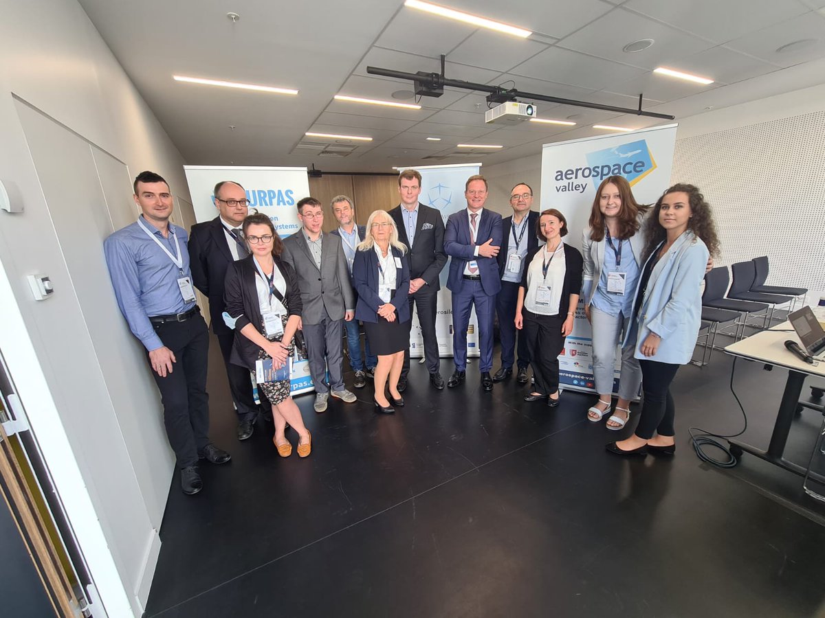 K2krystowski's tweet photo. Pierwszy dzień promocji polskich firm #drony na @uav_show we Francji za nami. Była prezentacja @aerosilesia i @PrasoweSlaskie jako #DolinaDronowa, spotkania i wizyta minister FR @gdarrieussecq oraz przedstawicieli @ULC_GOV_PL na wspólnym stoisku z #Curpas i @AerospaceValley https://t.co/kUFx1zdjqN