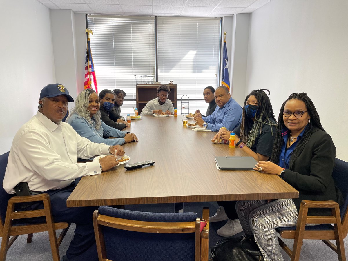 DesotoISDa2e2's tweet photo. DHS graphic design students had the opportunity to network with the DeSoto Chamber of Commerce and then round table with the Chamber President and former board chairs to learn more about using their skills in real world businesses #CCMReady https://t.co/mxUwbNZwq4