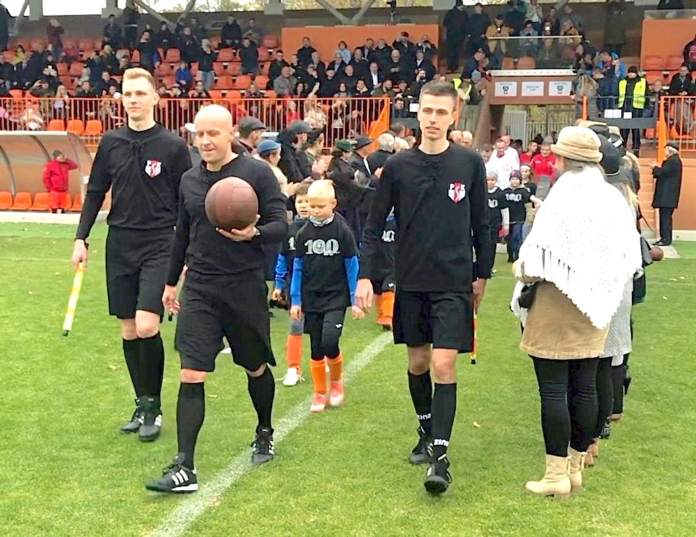 SejmikMaz's tweet photo. 🟠 Wicemarszałek #Mazowsze Rafał #Rajkowski informuje o inauguracji obchodów Jubileuszu 100-lecia istnienia Mazowieckiego Związki Piłki Nożnej ⚽️🥅
Piknik sportowo-rekreacyjny w stylu „RETRO” odbywał się pod hasłem „Z przeszłością w przyszłość”... ⤵️ https://t.co/z2NRgLVwOP