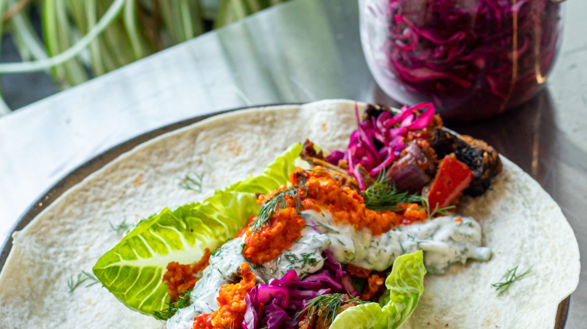 mobkitchen's tweet image. Pickling your veg in @IKEAUK KORKEN jars is a great way to reduce food waste. Rachel Ama’s veggie kebabs are packed with suya spices and make the most of leftover pickled red cabbage. Full recipe: bit.ly/2Z4WQ69
#AD #MOBKitchen #IKEA #Vegan #Sustainability #IKEAUK