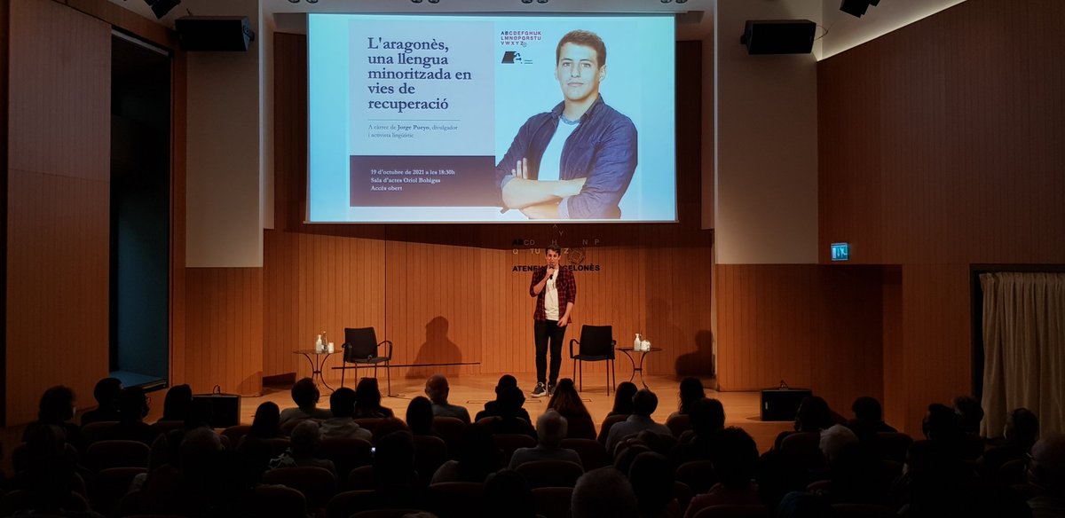 AteneuBCN's tweet photo. Avui a l'Ateneu, sala plena per escoltar la primera intervenció en aragonès de la història de l'entitat. "L'aragonès, una llengua minoritzada en vies de recuperació". Amb @jorge_pueyo95, divulgador de l’aragonès i activista lingüístic. #ateneubcn https://t.co/BpQUwiZWM8