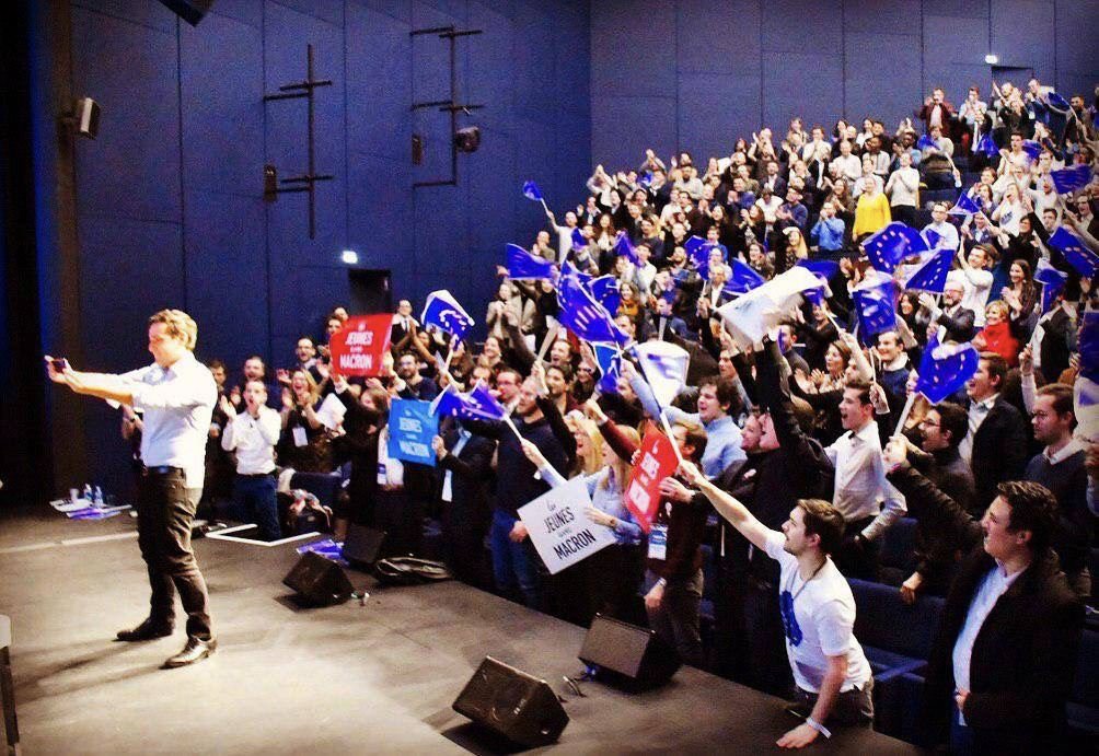 Jeunesenmarche's tweet photo. Membre historique de notre mouvement, félicitations @steph_sejourne pour ton élection en tant que Président du groupe @RenewEurope au parlement européen ! 🇪🇺

Nous sommes fiers que la voix des jeunes progressistes soit représentée par toi dans les instances de l'UE. 💪 https://t.co/Qc13HxOxcV