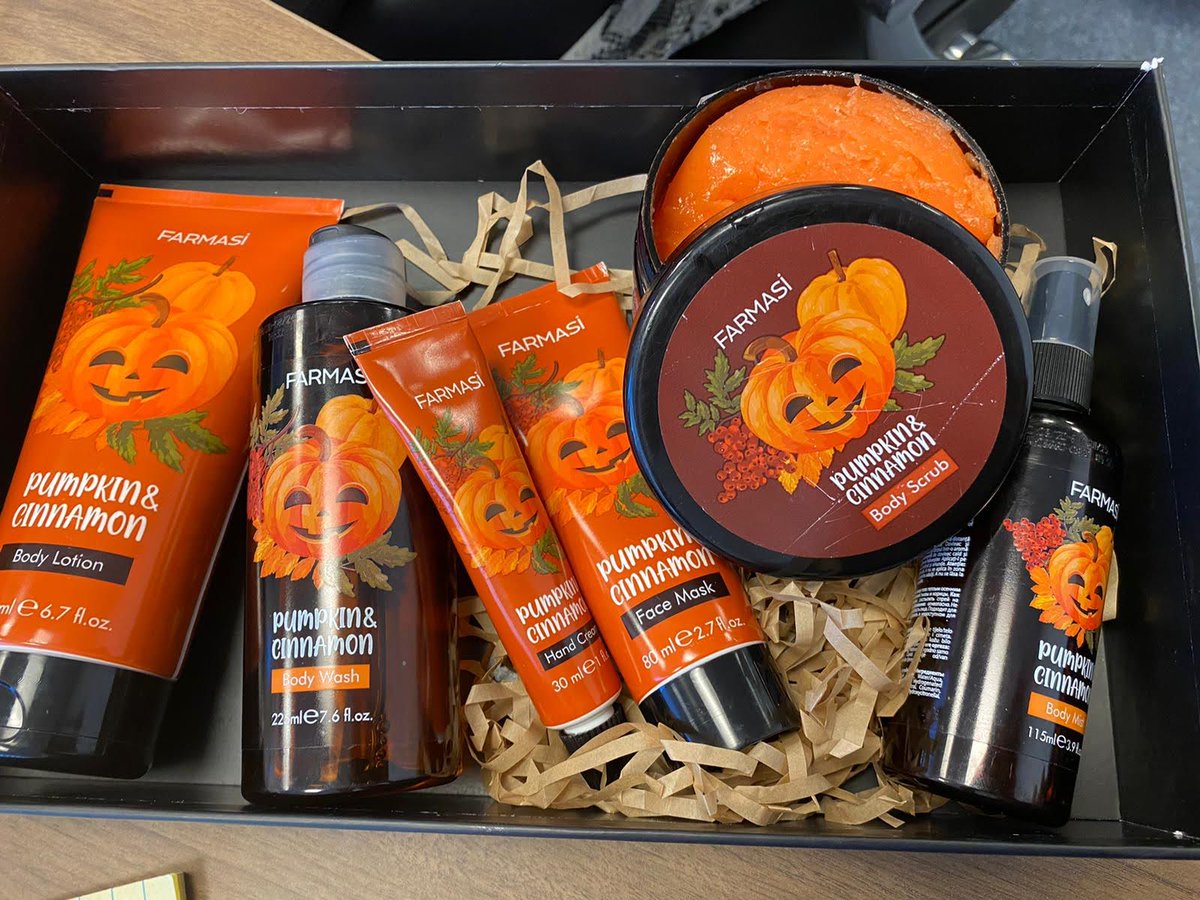 MarielOquendo's tweet photo. Set Corporal de Calabaza y Canela 🍁🍂 Perfecto para esta época. Contiene Gel de baño, Crema Corporal, Mist, Exfoliante, Crema de Mano y Mascarilla #BootifulSet #FarmasiUS #FarmasiPR https://t.co/vCYEJFmOuT