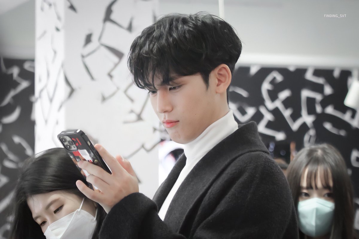 211019 지미추
케이스까지 맞혀서 더 멋진
겨울은 민규다🖤❤️🤍

#민규 #MINGYU #SEVENTEEN   #세븐틴  #ミンギュ