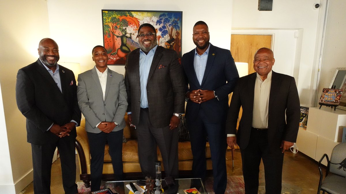 Our Durham. Our Questions. 🐂

<a href="/Black_WallSt/">Black Wall Street</a> SpeakEasy is a virtual political forum for the Durham business community. Tune in tonight! Get tickets ➡️ kompleks.agency/speakeasypremi…