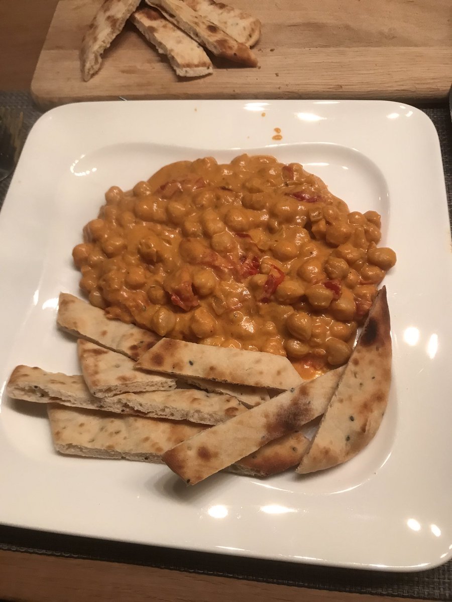 ArendsenHerman's tweet image. Kikkererwten met curry, cocos en tomaatjes, met (vegan) naanbrood.   Enjoy your #platbased #meal