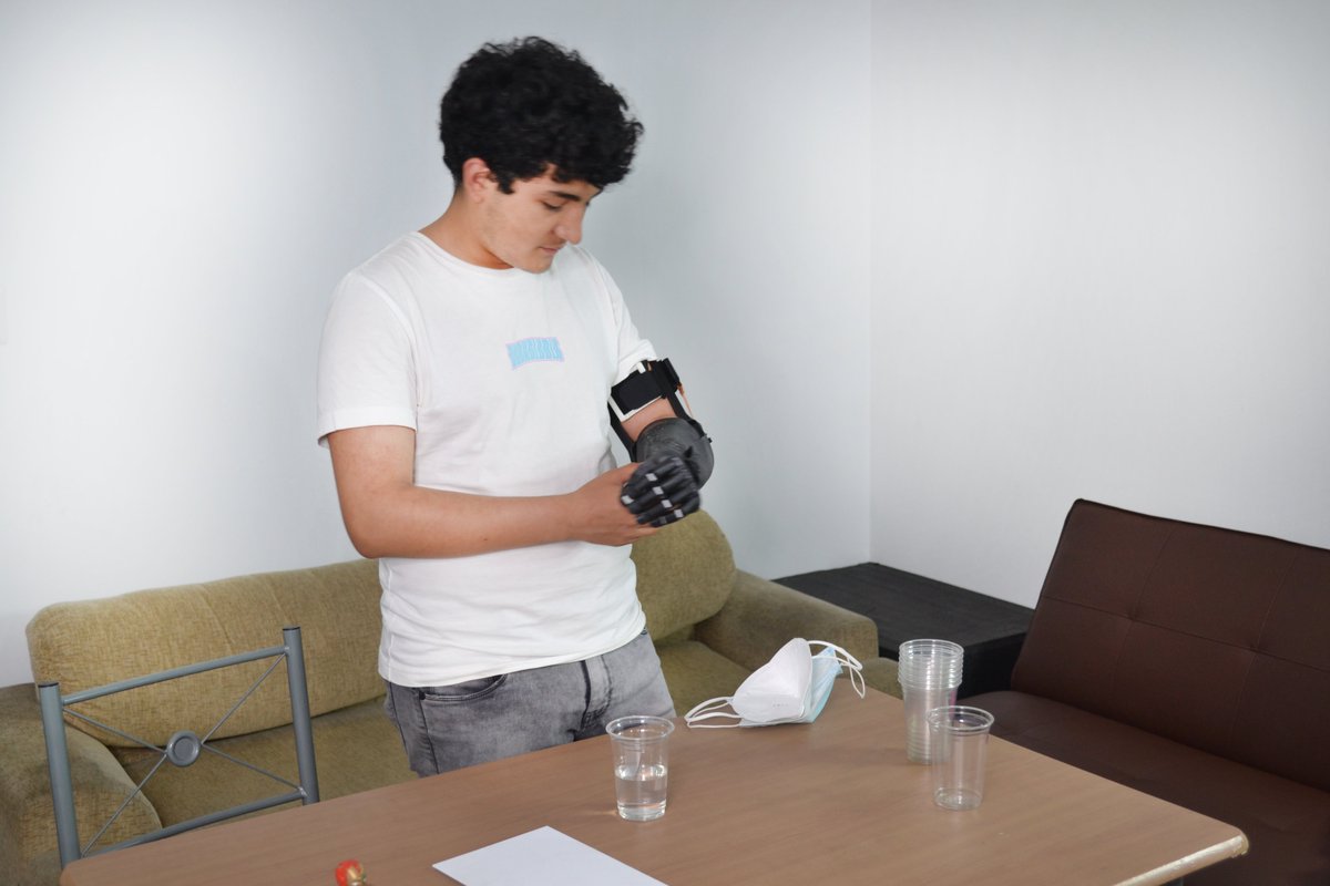 PixedCorp's tweet photo. Lo primero que hizo Dany al recibir su prótesis fue entregarle un objeto a su padre quien lo acompañó en todo el proceso. 

Gracias Dany por confiar en nosotros y bienvenido a la Familia Pixed 

#Tecnología #Prótesis #impresión3D #Peru #innovación https://t.co/EkJDCJdjVu