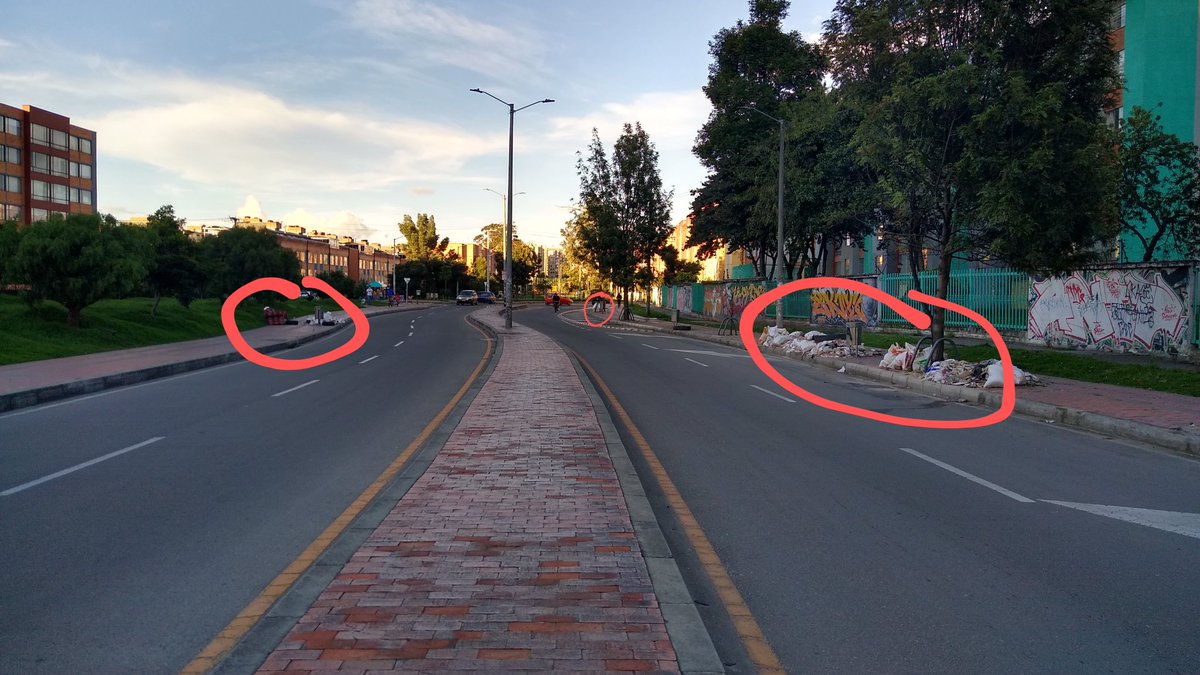 cfernandezquin's tweet photo. @NestorMoralesC don Néstor, ¿Recuerda la entrevista de la semana pasada dónde aseguraron que recogían las basuras de los puntos críticos?. Pues he aquí la situación. Llevamos más de un mes y como dice el filósofo Sandro de América, "al final la vida sigue igual" https://t.co/Pivvhv14kY