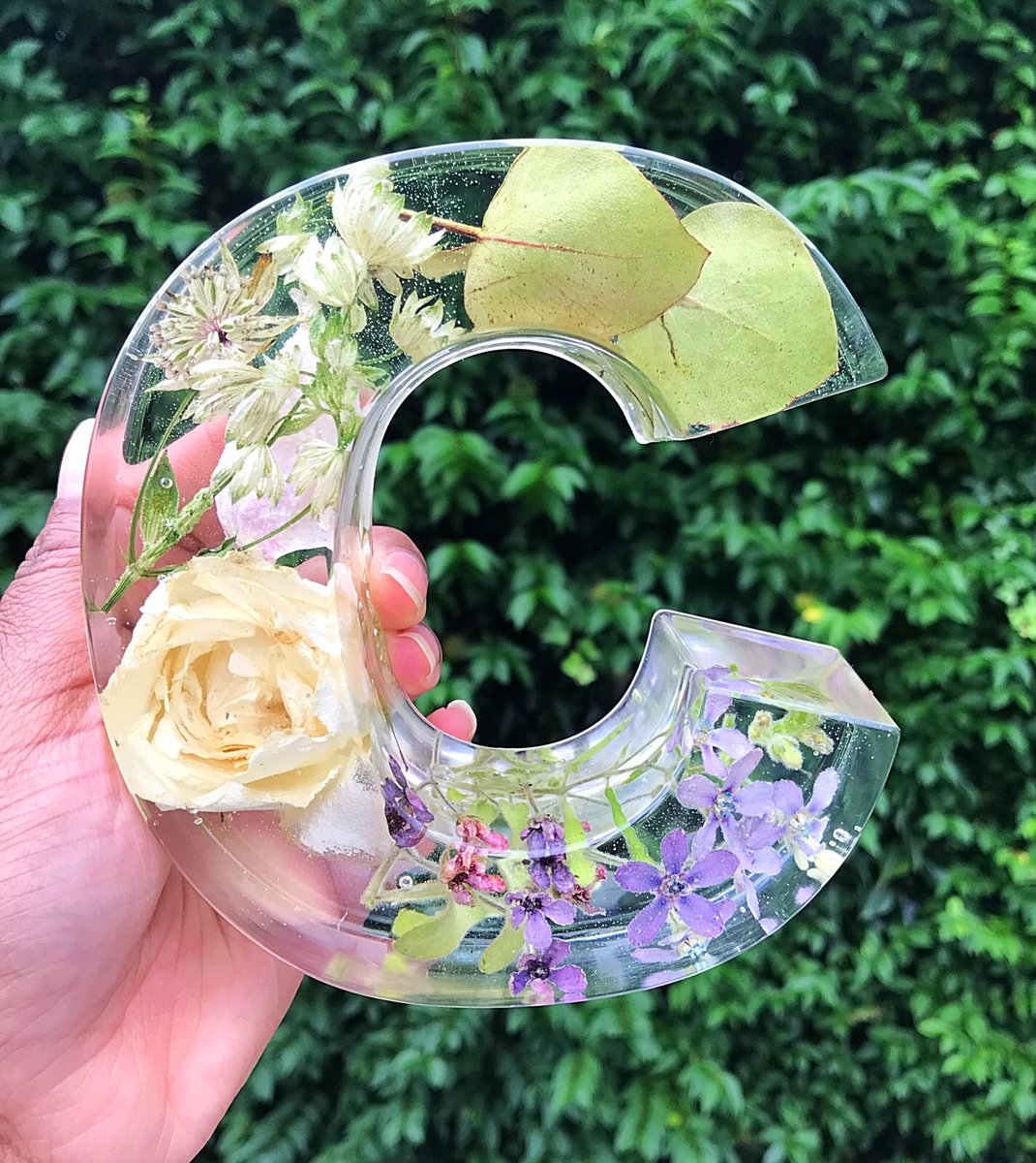 BloomsSheer's tweet photo. Client order nearly ready to go back home. Just need to add a trinket dish and my work here is done. Preserving special wedding memories can be so rewarding ❤️

#lovemyjob #collabhour #keepsake #gifts #weddingflowers #wedding #bridetobe #resin #handmadegifts https://t.co/whtfQC3Aol