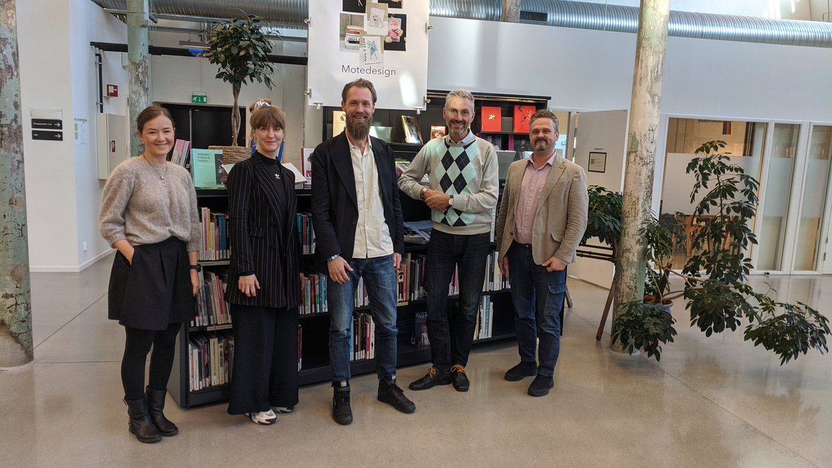 jensmaage's tweet photo. I går besøkte @AvfallNorge sitt tekstilprosjekt #Tekstil2025 og #REdu Kunsthøgskolen i Oslo (#KHiO) for å diskutere samarbeid rundt utdanning og bærekraftig tekstildesign. Inspirerende møte med gode diskusjoner om områder vi kan samarbeide om. ♻️🌞 https://t.co/jF3Lre9T47