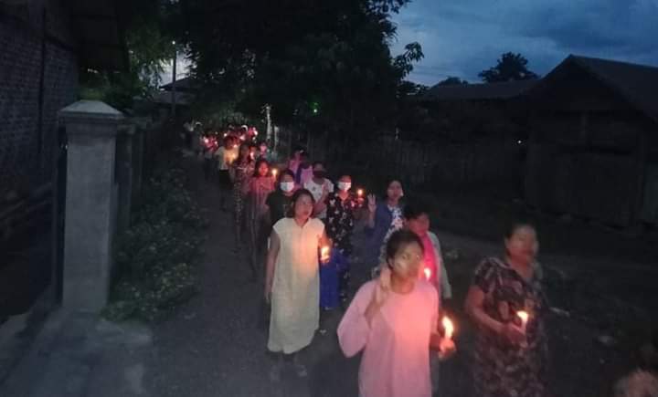Night Strike in Yay Kyi Pin village, Yin Mar Pin tonight by lightning candles and protesting peacefully against the coup.

#HelpMyanmarIDPs #Oct19Coup  
#WhatsHappeningInMyanmar