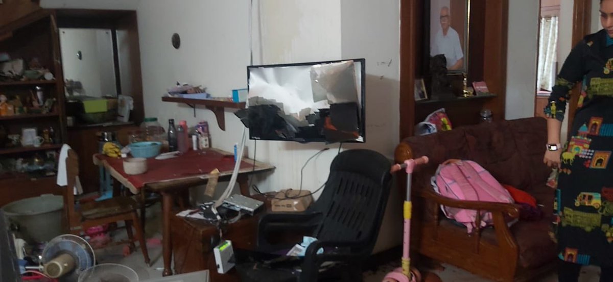 revathitweets's tweet image. Some pics of attack on TDP spokesperson Pattabhi Ram Kommireddi’s house. There was a little child/ toddler present in the house during the attack by alleged YSRCP karyakarthas @JaiTDP @PattabhiRamK1 #TDPVsYSRCP