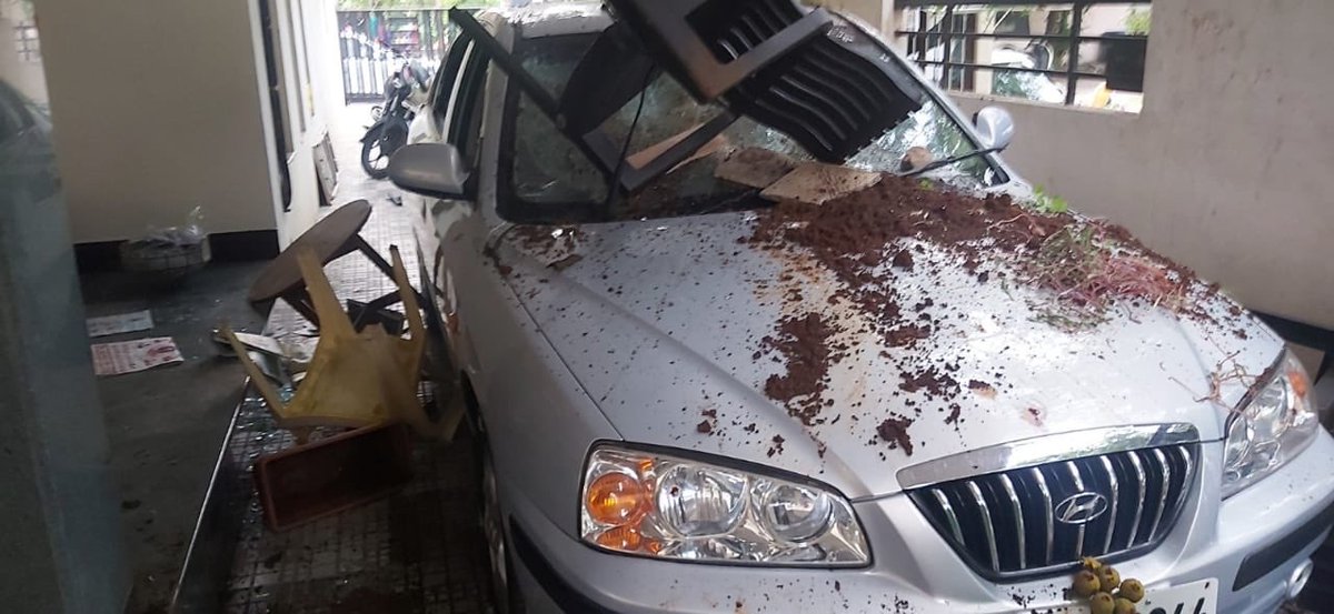 revathitweets's tweet image. Some pics of attack on TDP spokesperson Pattabhi Ram Kommireddi’s house. There was a little child/ toddler present in the house during the attack by alleged YSRCP karyakarthas @JaiTDP @PattabhiRamK1 #TDPVsYSRCP