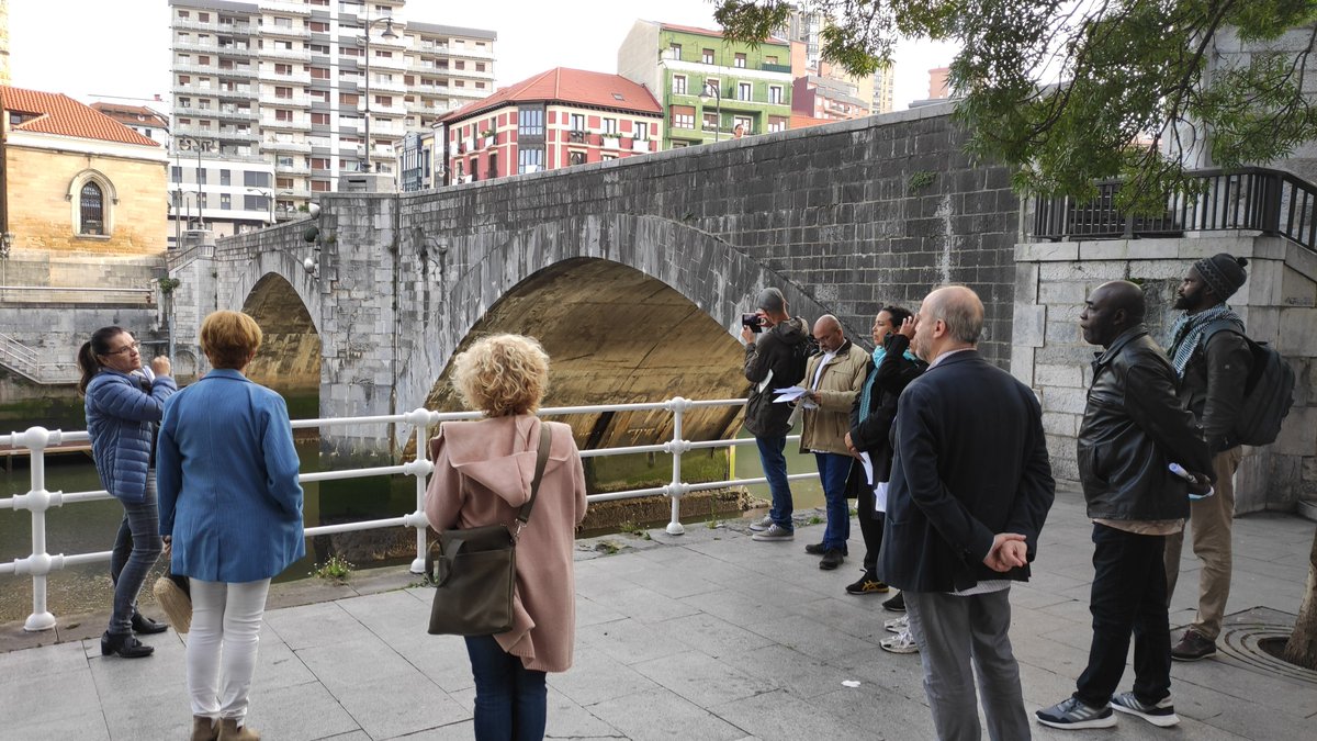 🅱🌍 Los #DiversiTOURS en #Bilbao se basan en la experiencia y el conocimiento generado por la Red Europea Migrantour, una propuesta educativa de rutas guiadas por agentes de la comunidad para poner en valor la riqueza y la #diversidadcultural de las ciudades.