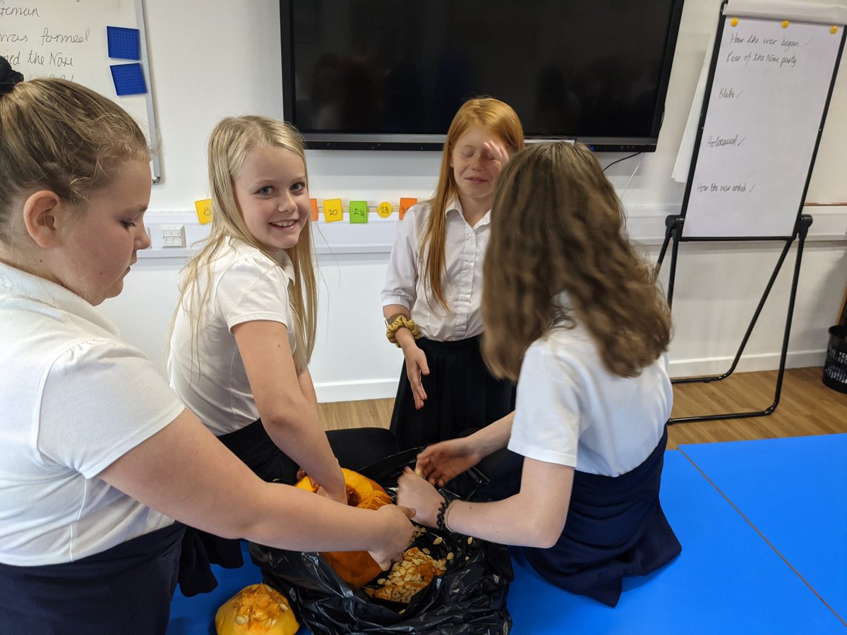 SpringCottagePS's tweet image. Year 6 enjoying their reading treat 🎃 #SpringCottage6Tu