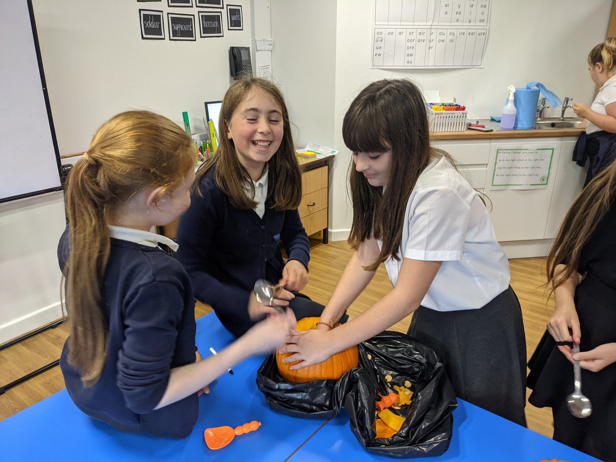 SpringCottagePS's tweet image. Year 6 enjoying their reading treat 🎃 #SpringCottage6Tu