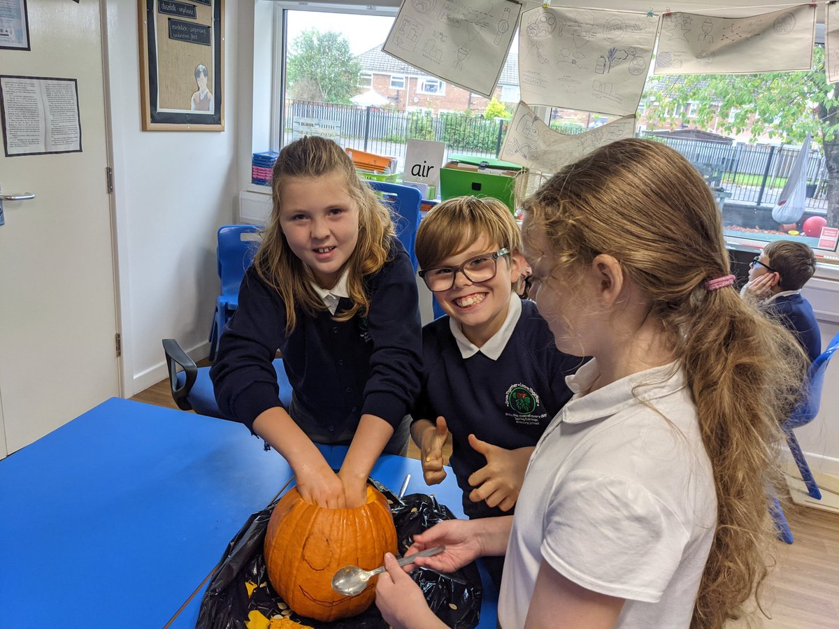 SpringCottagePS's tweet image. Year 6 enjoying their reading treat 🎃 #SpringCottage6Tu