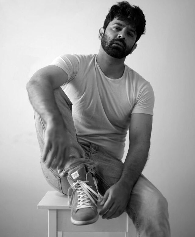 SheroSobti's tweet photo. Oh my god 😊🤗🥳🥳
What the 🤔???
#BarunSobti 
@BarunSobtiSays “ blue jeans and white tee .nothing ! Defense my dressing sense better “
#tuesday 
You are the better king Barun 
Credit https://t.co/FAx5KzCMMV https://t.co/ApXCloZ1Gq